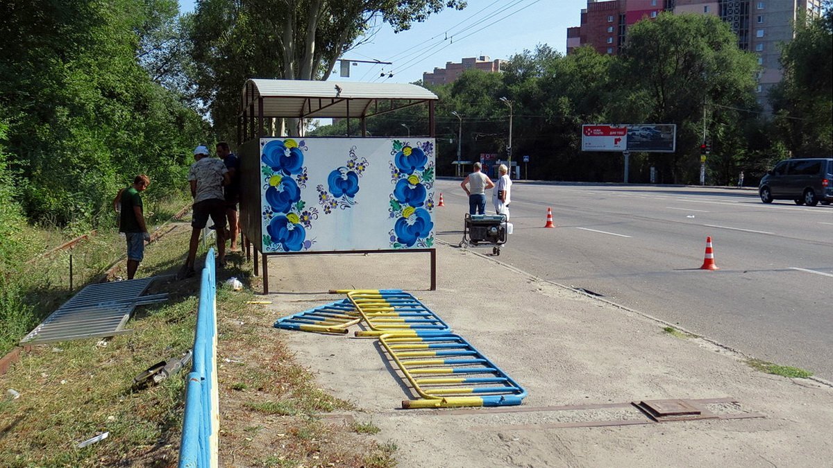 Безопасность превыше всего: на Запорожском шоссе устанавливают пешеходные отбойники 3