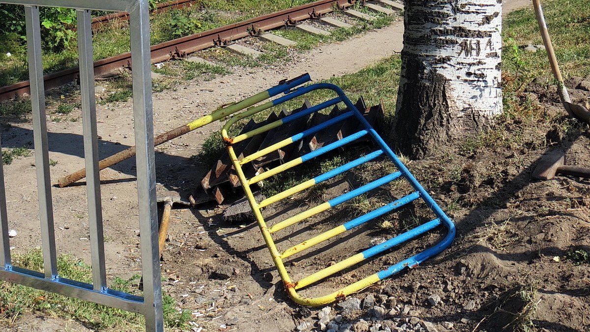 Безопасность превыше всего: на Запорожском шоссе устанавливают пешеходные отбойники 5