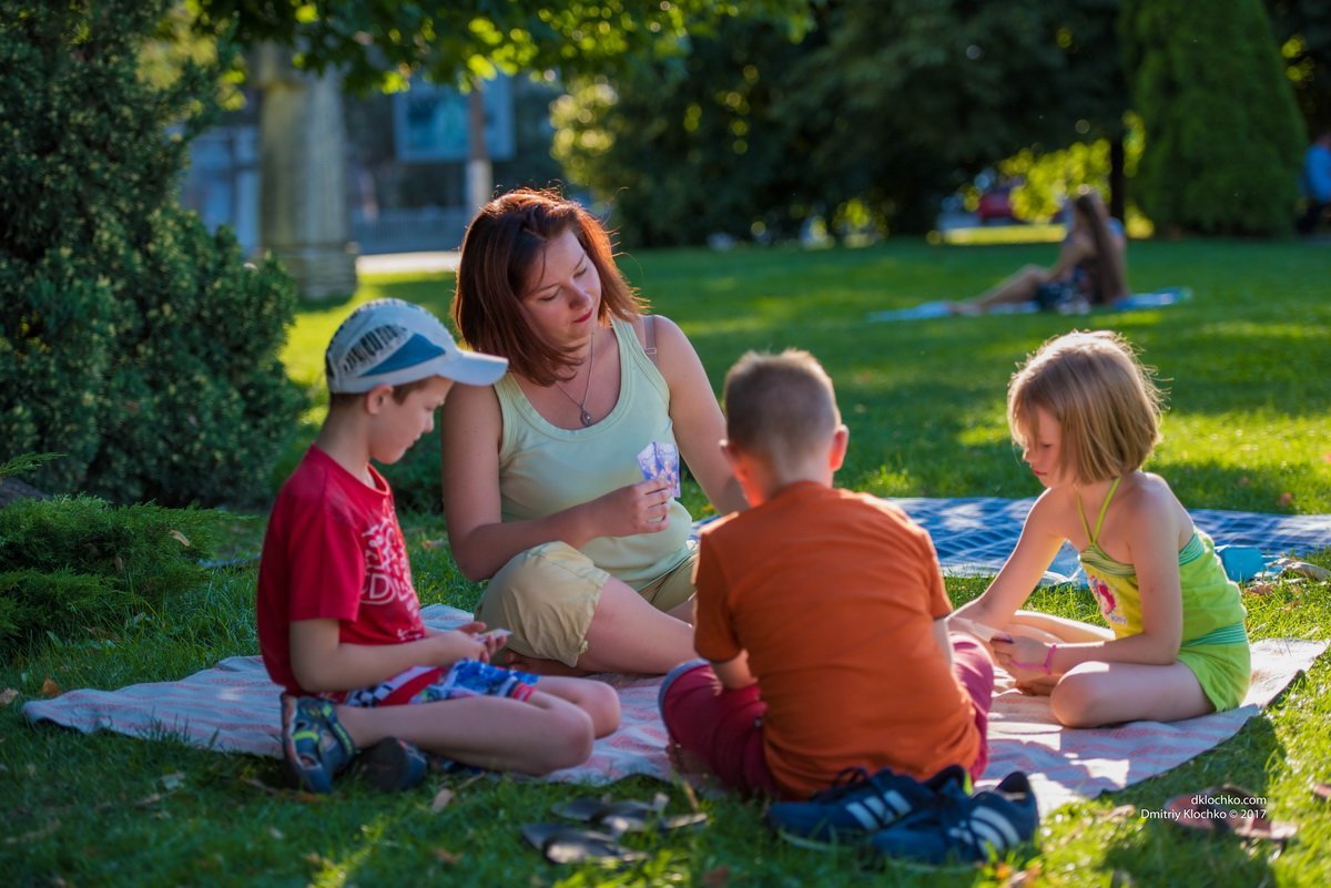 Игры на траве: на Набережной Днепра можно поиграть в настольные игры 1