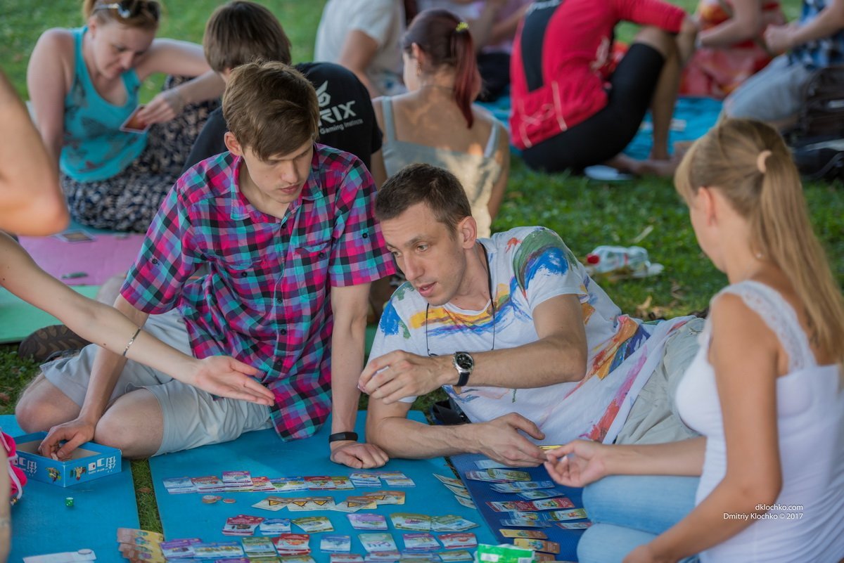 Игры на траве: на Набережной Днепра можно поиграть в настольные игры 2