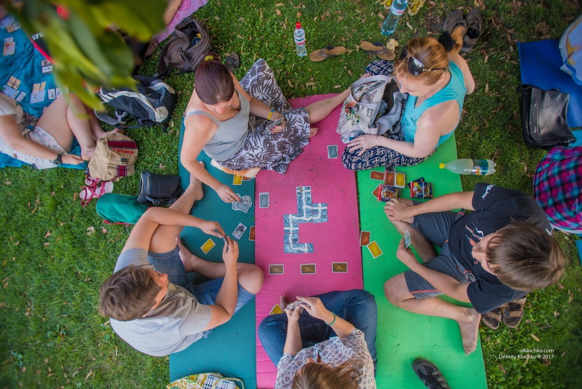 Игры на траве: на Набережной Днепра можно поиграть в настольные игры 4