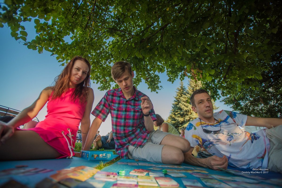 Игры на траве: на Набережной Днепра можно поиграть в настольные игры 5