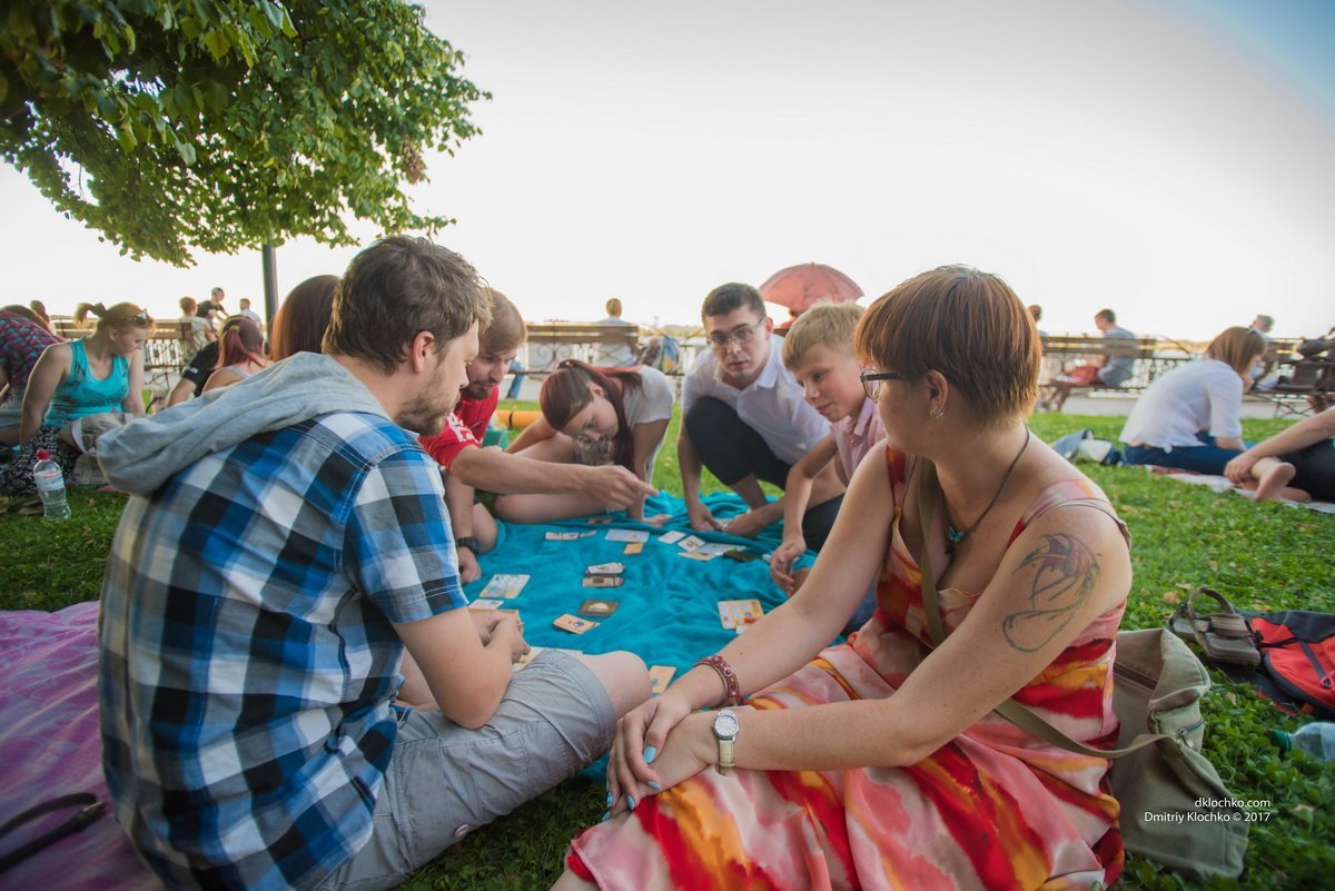 Игры на траве: на Набережной Днепра можно поиграть в настольные игры 6