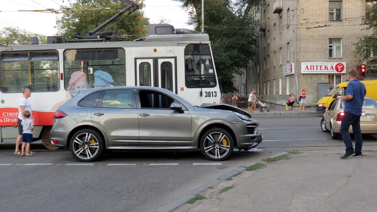 На проспекте Яворницкого Porsche Cayenne врезался в трамвай № 1 1