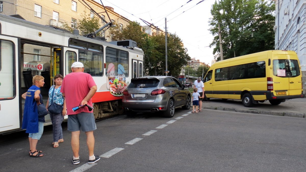 На проспекте Яворницкого Porsche Cayenne врезался в трамвай № 1 2