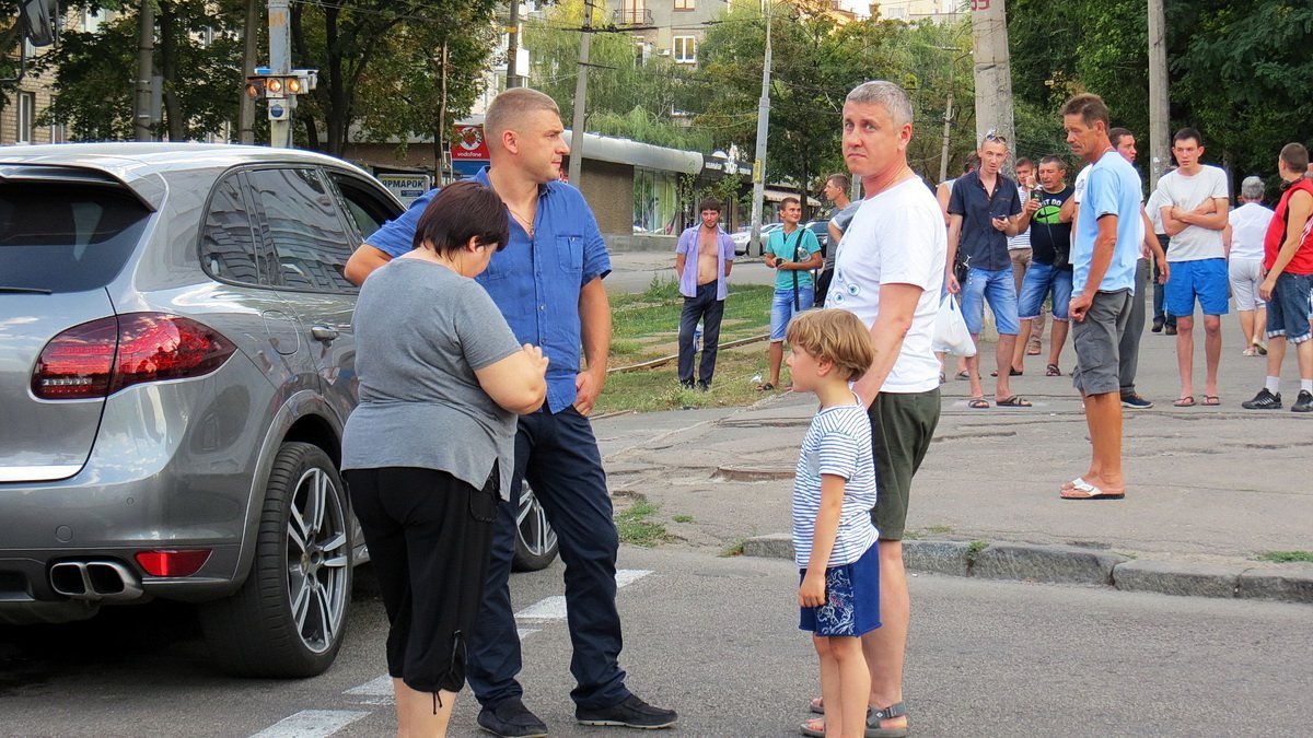 На проспекте Яворницкого Porsche Cayenne врезался в трамвай № 1 3