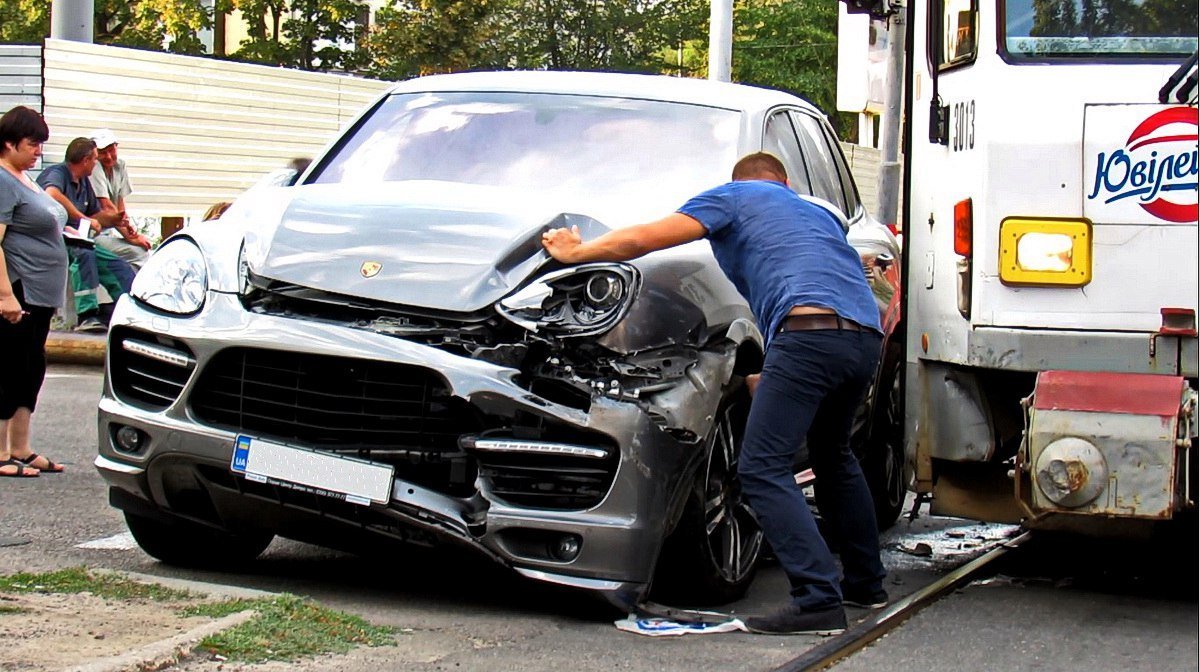На проспекте Яворницкого Porsche Cayenne врезался в трамвай № 1 4