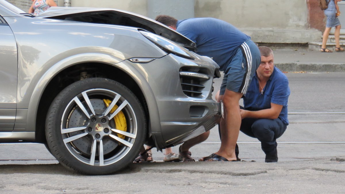 На проспекте Яворницкого Porsche Cayenne врезался в трамвай № 1 5