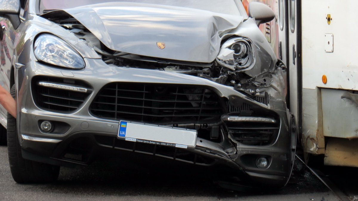 На проспекте Яворницкого Porsche Cayenne врезался в трамвай № 1 6