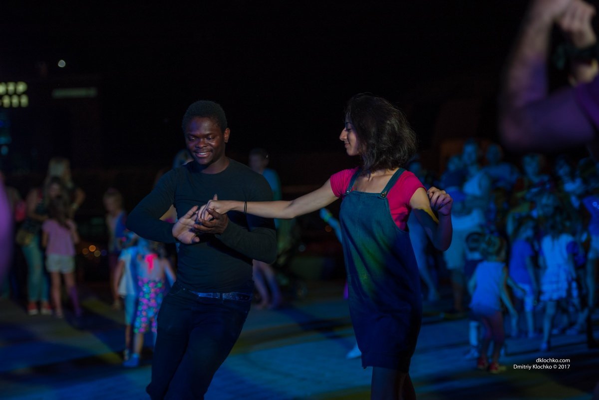 Двигай телом: как жители Днепра танцевали на Фестивальном причале 17