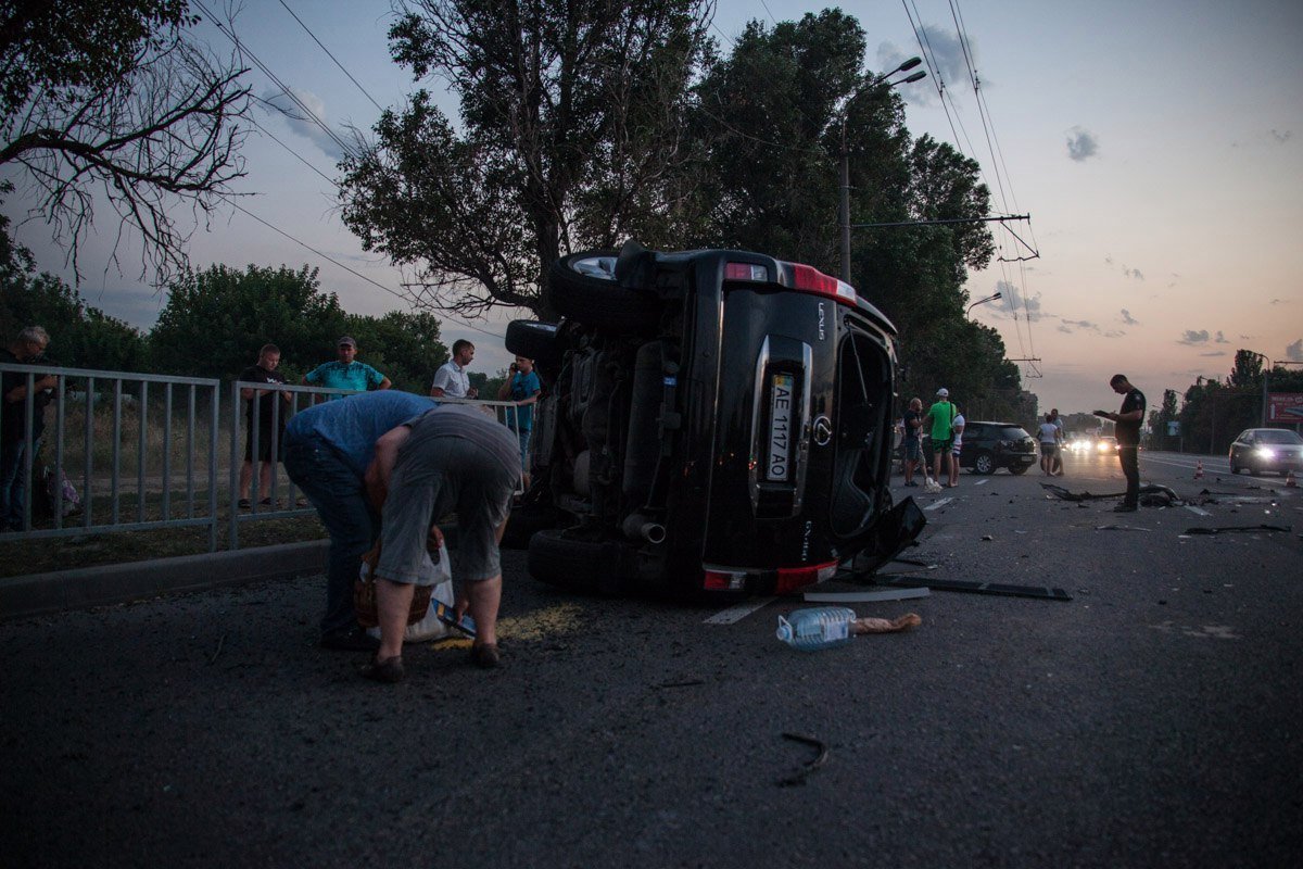 На Набережной Заводской перевернулся Lexus 1