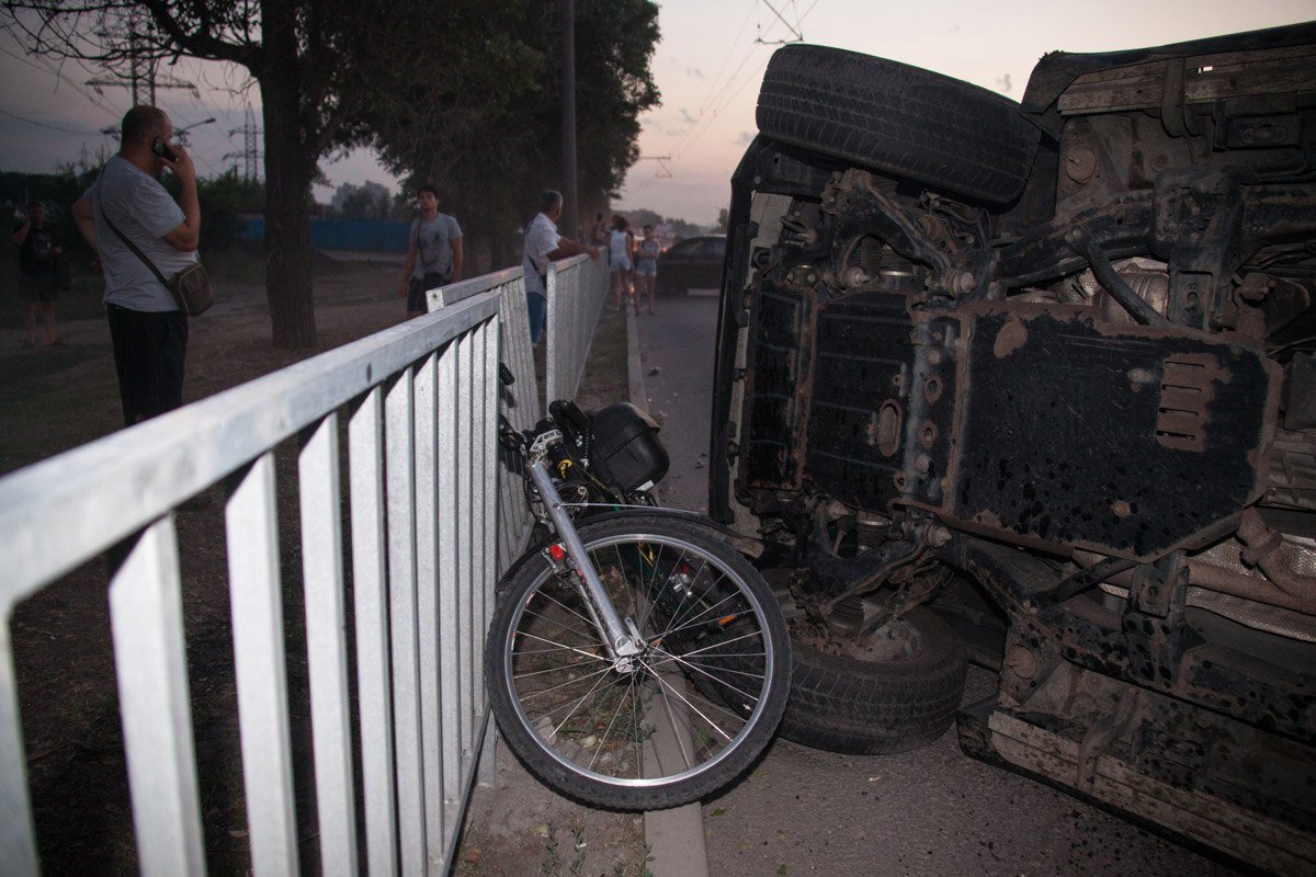 На Набережной Заводской перевернулся Lexus 2