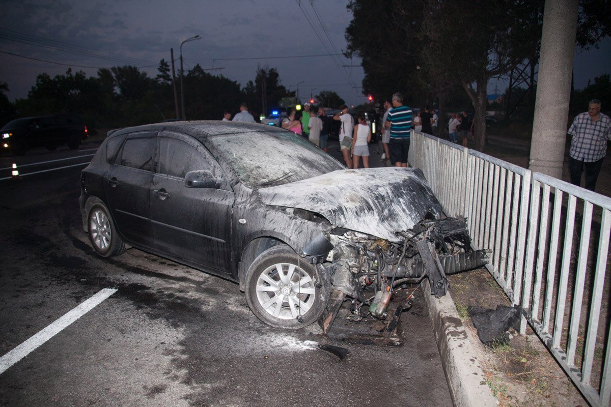 На Набережной Заводской перевернулся Lexus 3