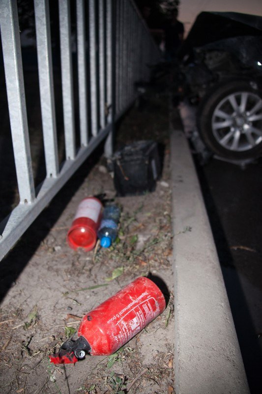 На Набережной Заводской перевернулся Lexus 4