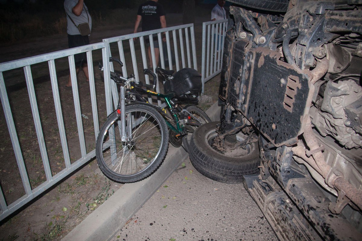 На Набережной Заводской перевернулся Lexus 5