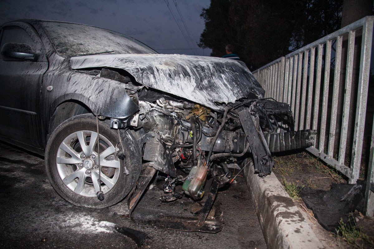 На Набережной Заводской перевернулся Lexus 6