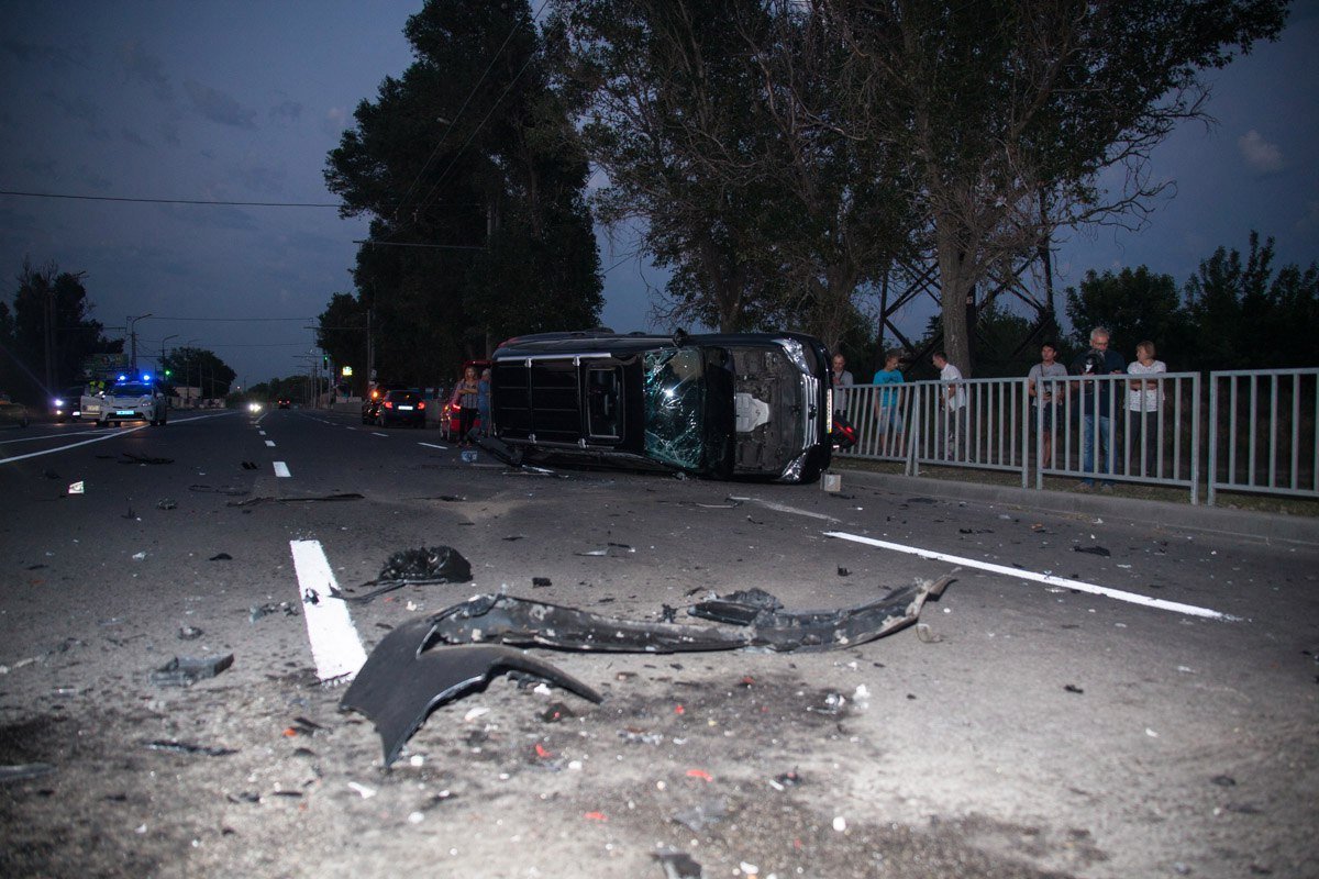 На Набережной Заводской перевернулся Lexus 8