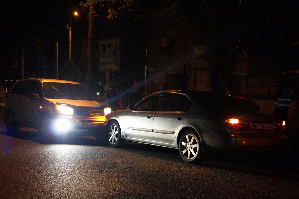 Лобовое столкновение: в Днепре "встретились" Toyota и Nissan 4