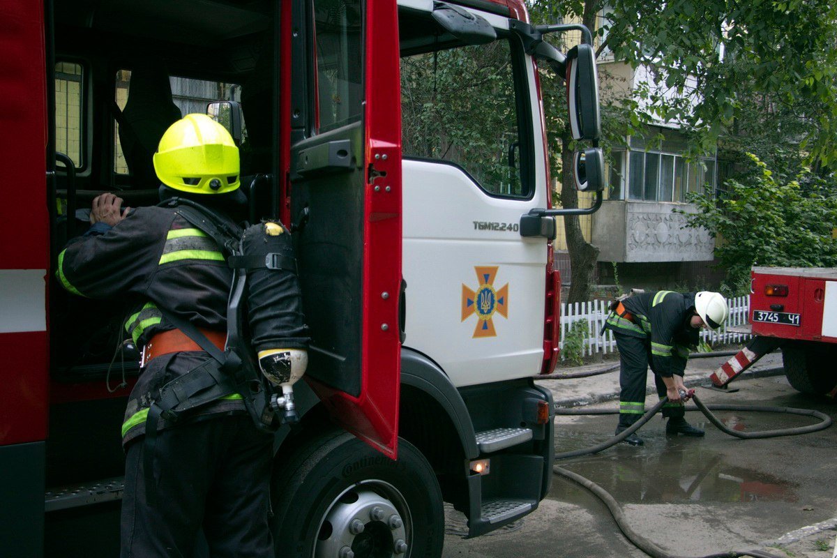 Из-за пожара на Янгеля из квартиры падали стекла и валил дым 1