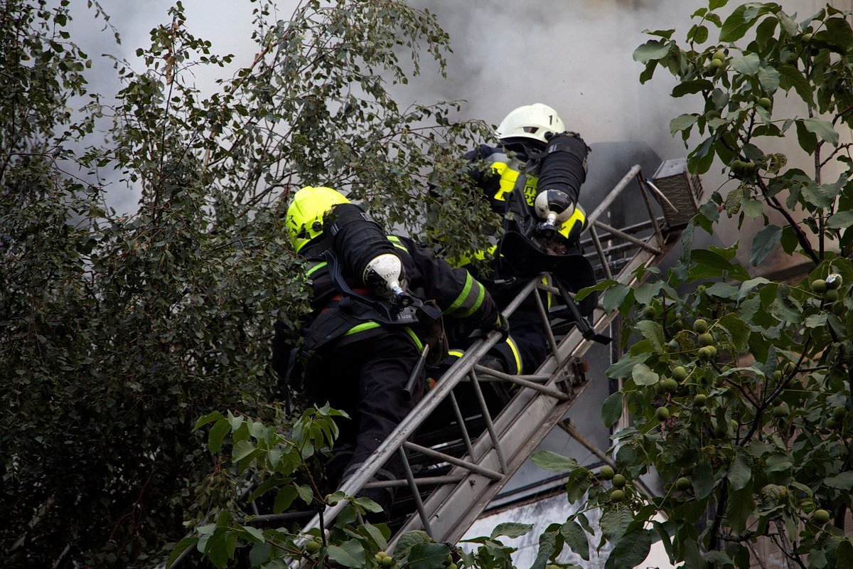 Из-за пожара на Янгеля из квартиры падали стекла и валил дым 2