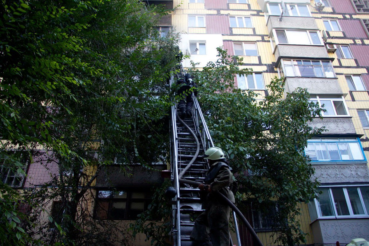 Из-за пожара на Янгеля из квартиры падали стекла и валил дым 3