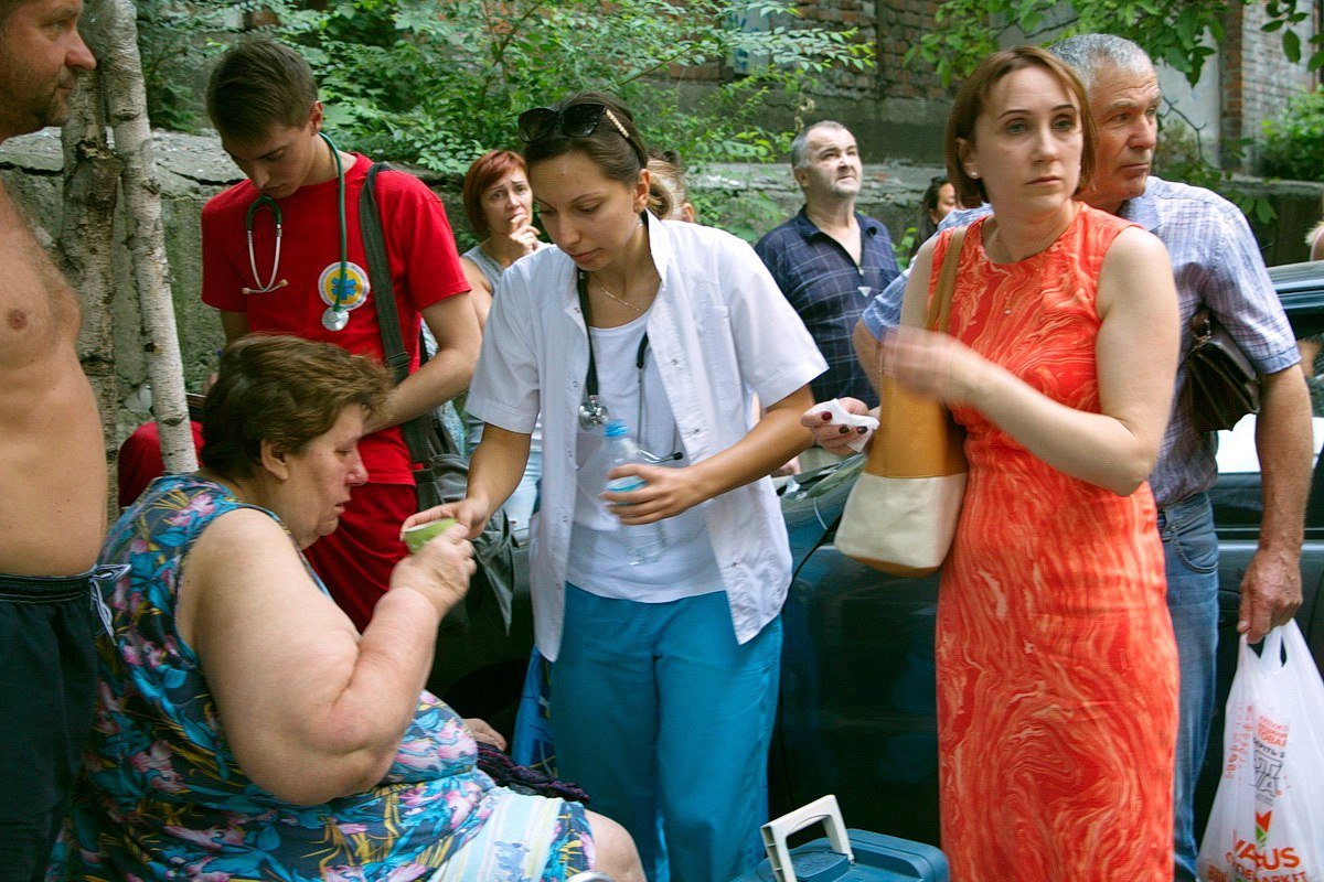 Из-за пожара на Янгеля из квартиры падали стекла и валил дым 4