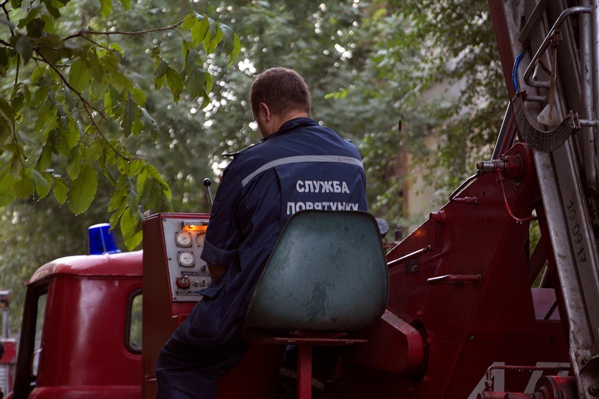 Из-за пожара на Янгеля из квартиры падали стекла и валил дым 5