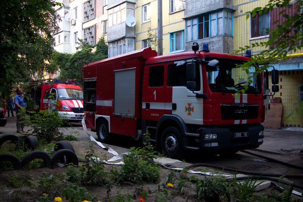 Из-за пожара на Янгеля из квартиры падали стекла и валил дым 6