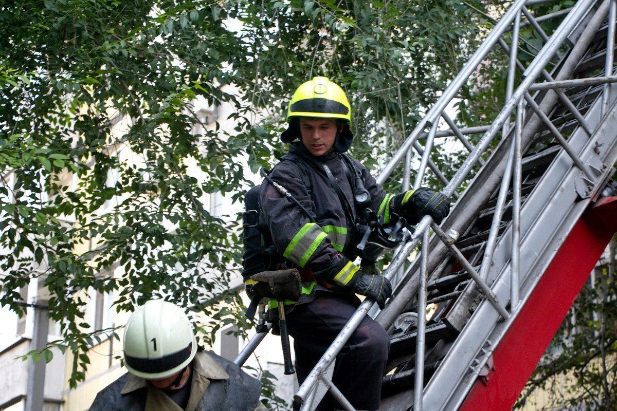 Из-за пожара на Янгеля из квартиры падали стекла и валил дым 7