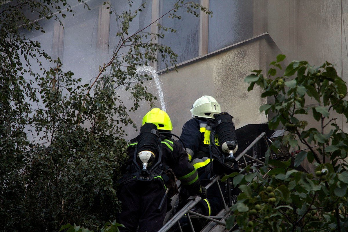 Из-за пожара на Янгеля из квартиры падали стекла и валил дым 9