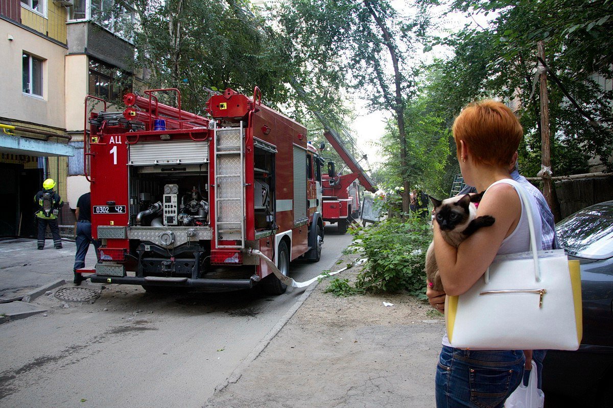 Из-за пожара на Янгеля из квартиры падали стекла и валил дым 10