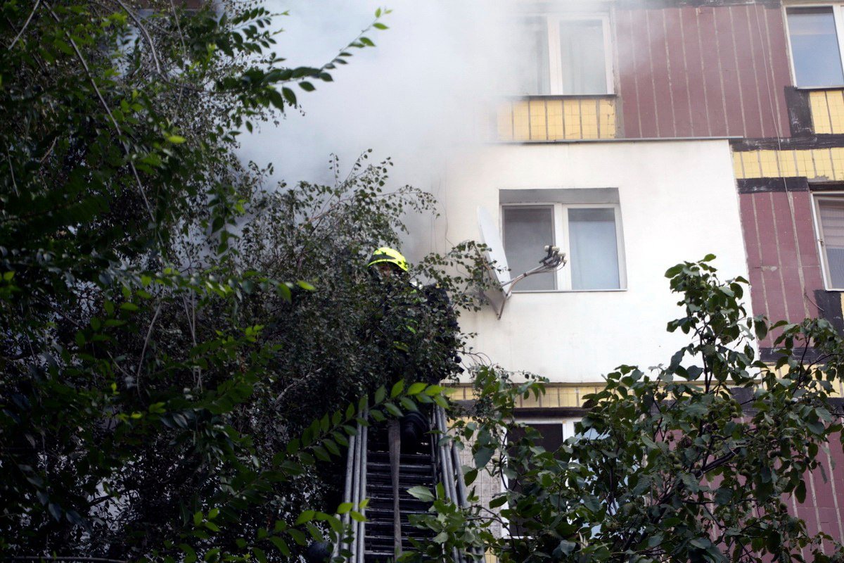 Из-за пожара на Янгеля из квартиры падали стекла и валил дым 11