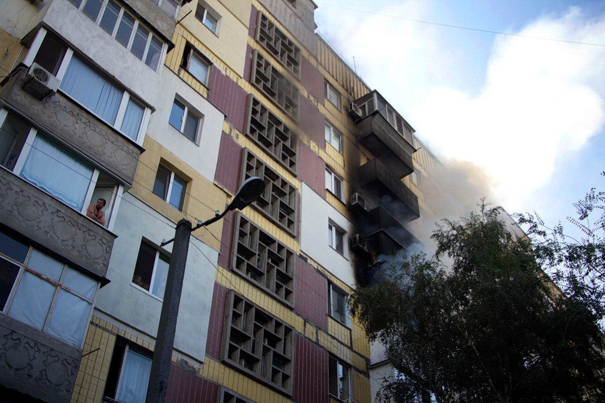 Из-за пожара на Янгеля из квартиры падали стекла и валил дым 12