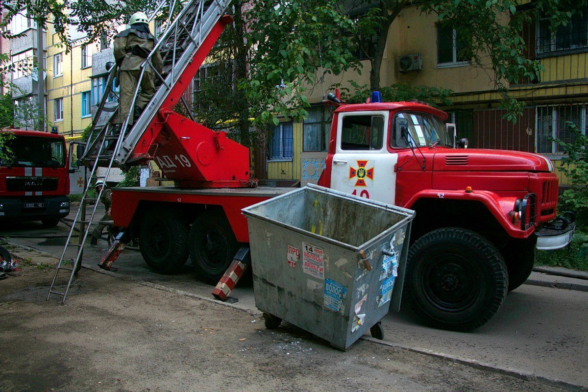 Из-за пожара на Янгеля из квартиры падали стекла и валил дым 13