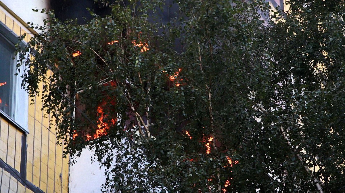 Из-за пожара на Янгеля из квартиры падали стекла и валил дым 14