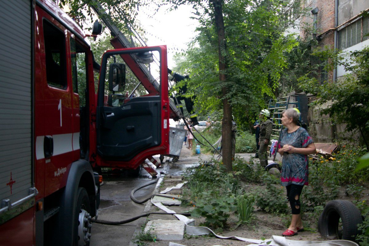 Из-за пожара на Янгеля из квартиры падали стекла и валил дым 15