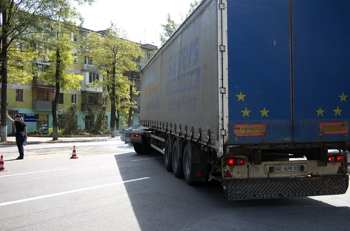 Возле Шинника автомобиль Coca-Cola не пропустил фуру 1