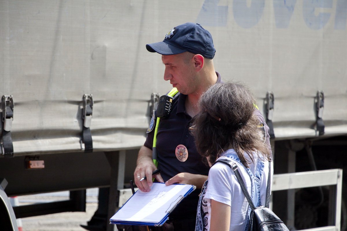 Возле Шинника автомобиль Coca-Cola не пропустил фуру 2