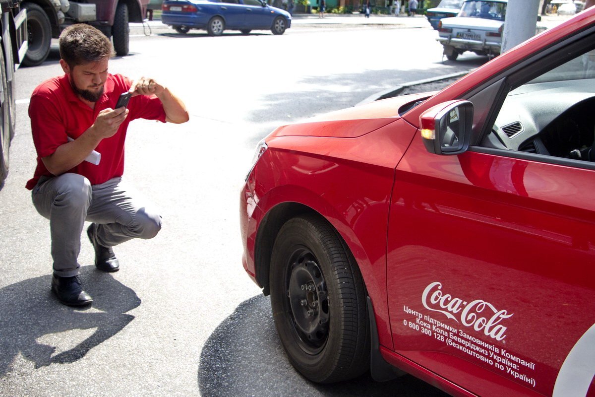 Возле Шинника автомобиль Coca-Cola не пропустил фуру 3