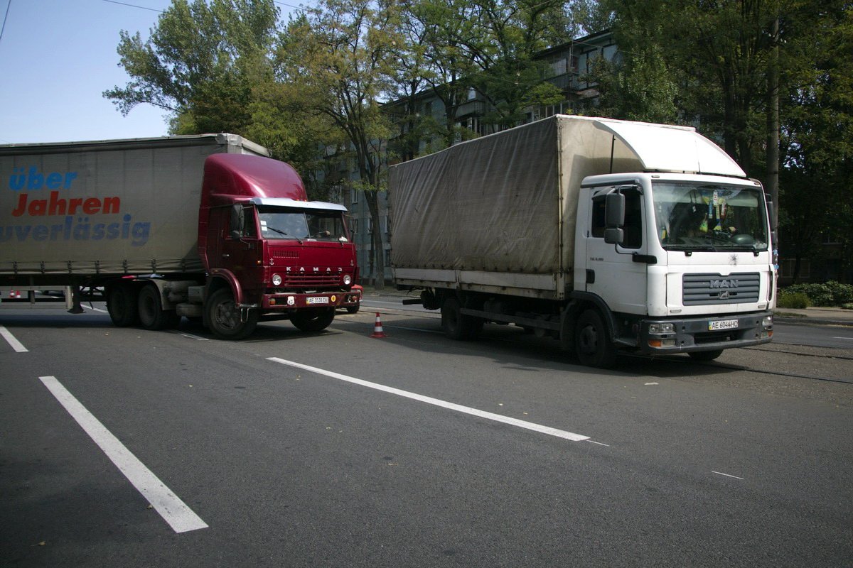 Возле Шинника автомобиль Coca-Cola не пропустил фуру 4