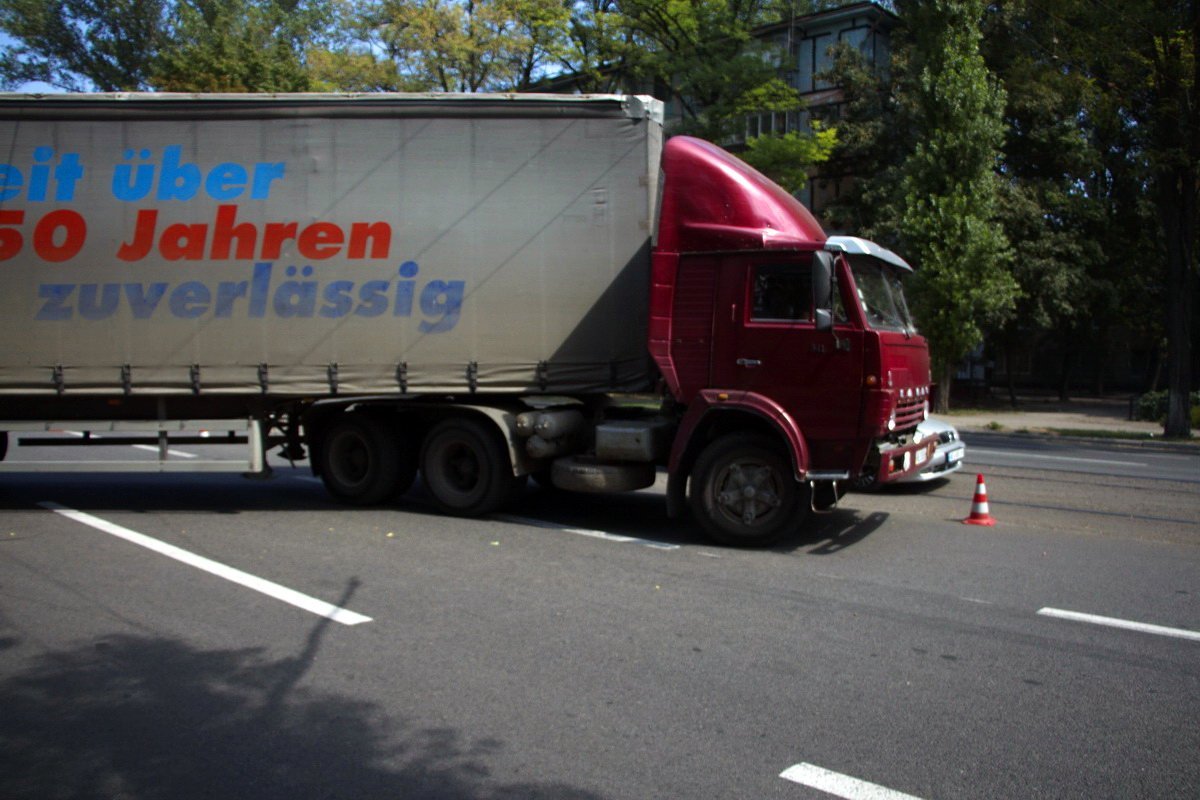 Возле Шинника автомобиль Coca-Cola не пропустил фуру 5