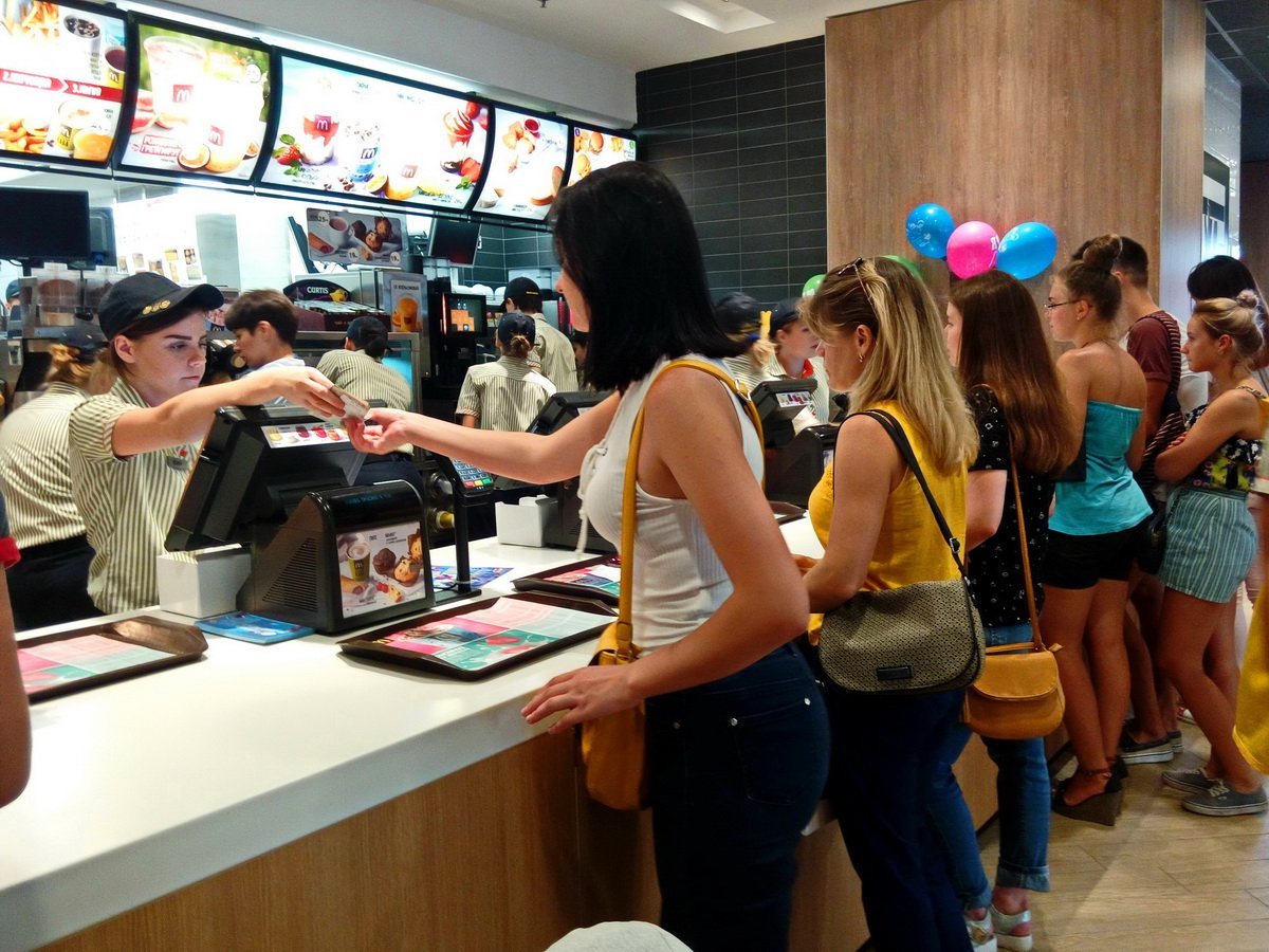 В центре Днепра открыли обновленный McDonald’s: плюсы и минусы заведения 14