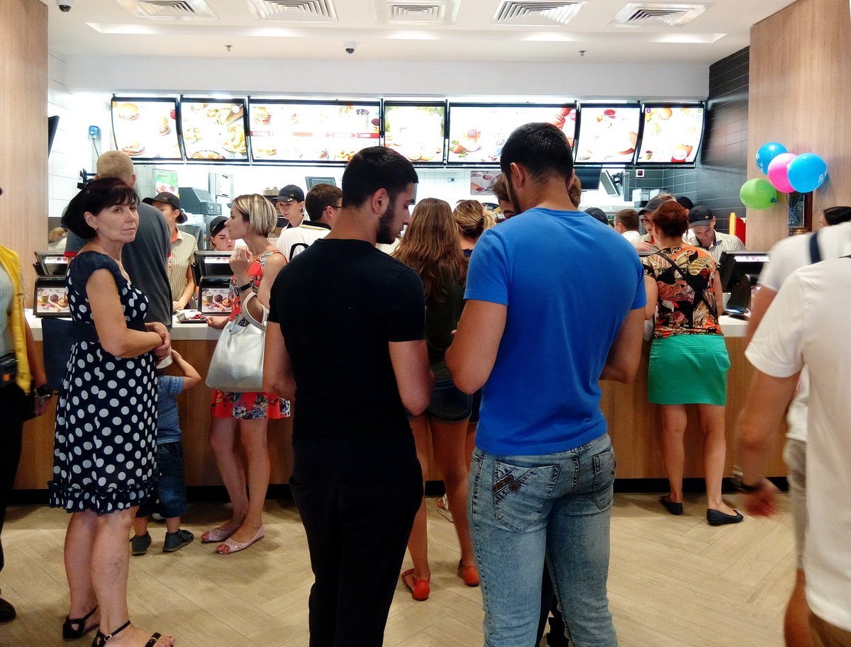 В центре Днепра открыли обновленный McDonald’s: плюсы и минусы заведения 15