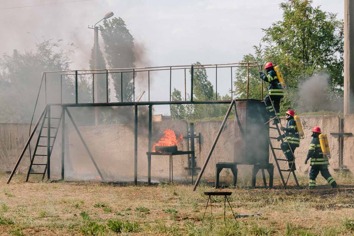 В Днепре патрульные притворились хулиганами и потушили пылающую машину 4