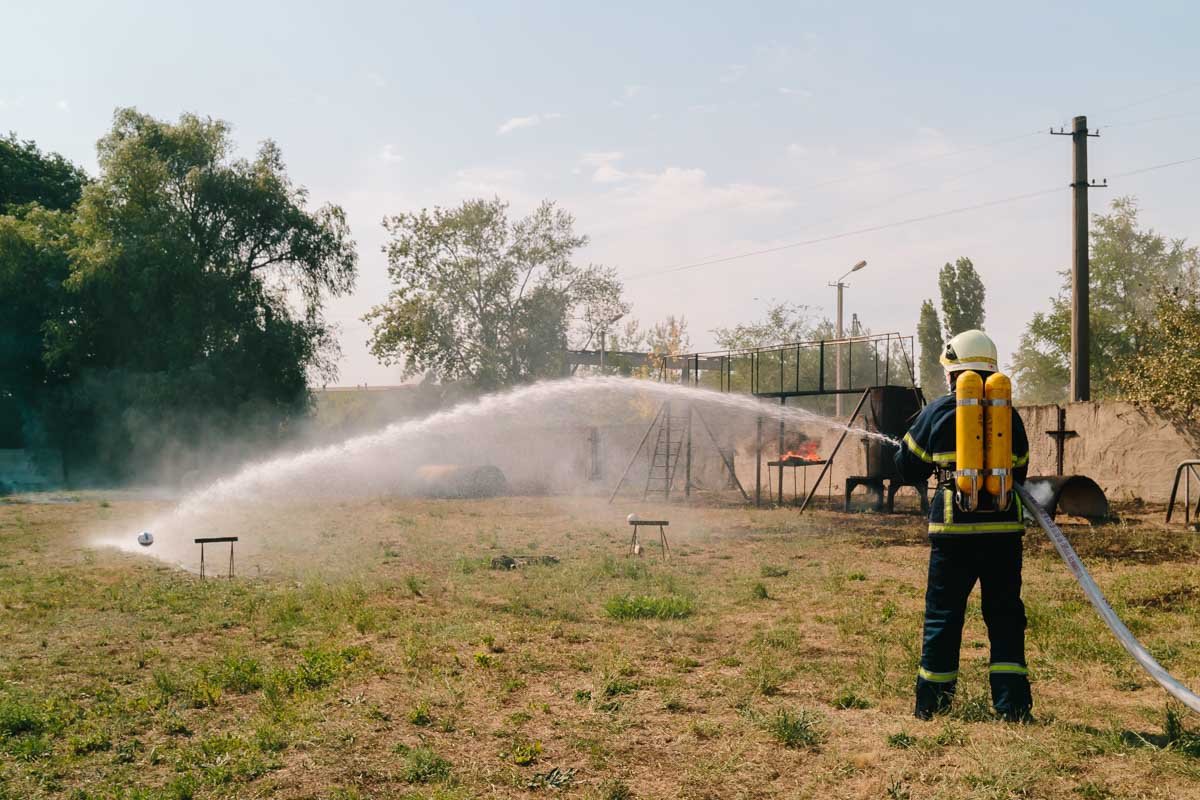 В Днепре патрульные притворились хулиганами и потушили пылающую машину 5
