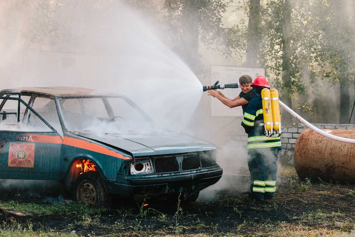 В Днепре патрульные притворились хулиганами и потушили пылающую машину 6