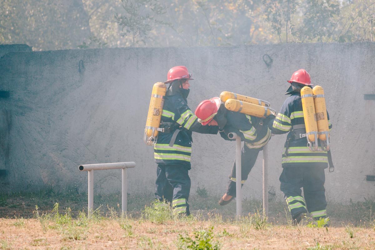 В Днепре патрульные притворились хулиганами и потушили пылающую машину 7