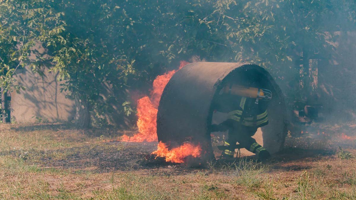 В Днепре патрульные притворились хулиганами и потушили пылающую машину 9