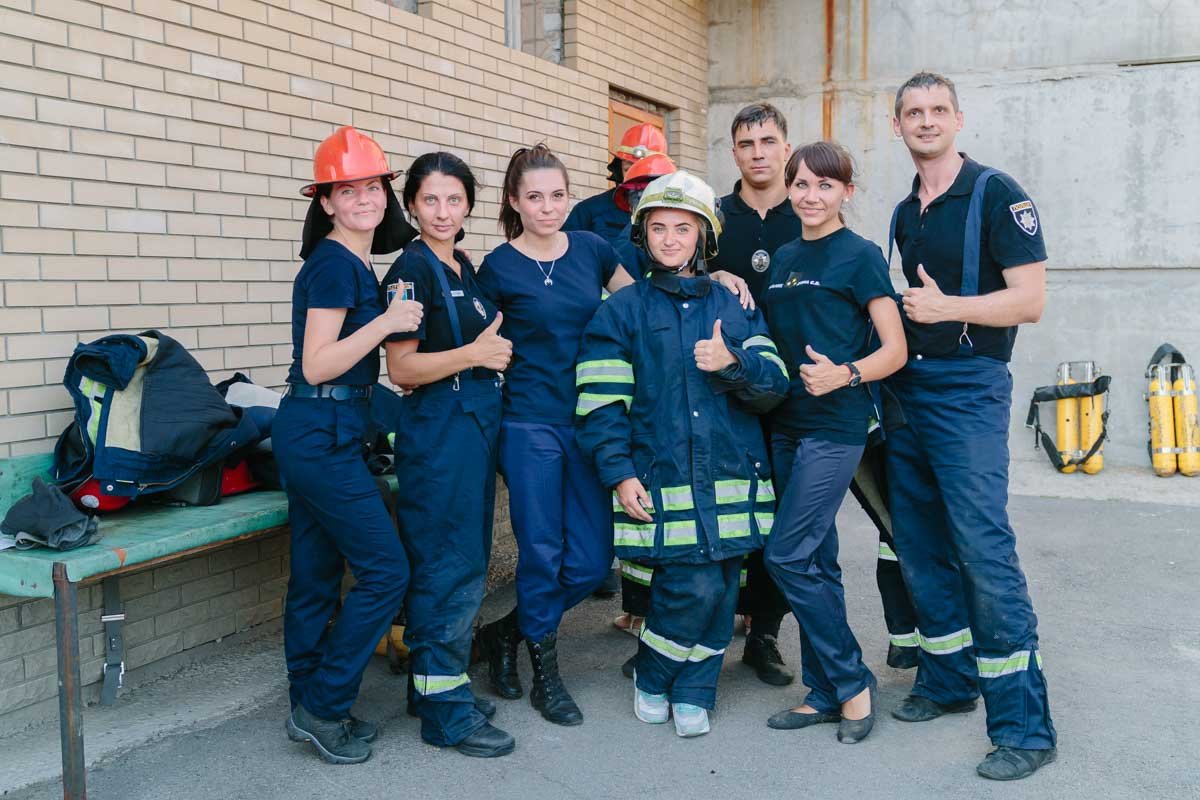 В Днепре патрульные притворились хулиганами и потушили пылающую машину 10