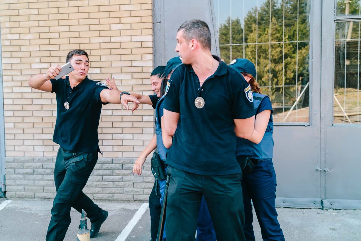 В Днепре патрульные притворились хулиганами и потушили пылающую машину 11